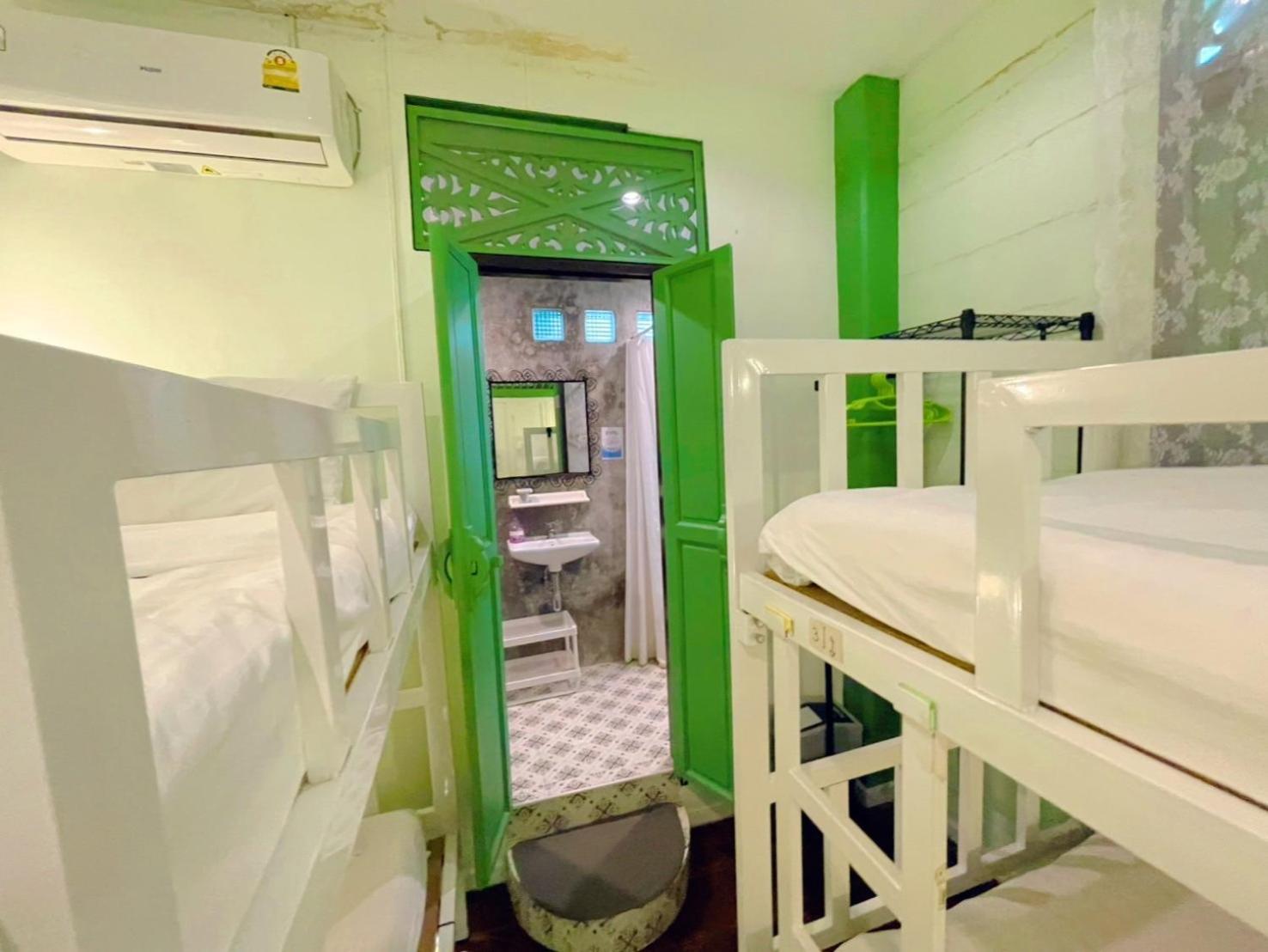 Green Teak House Банкок Екстериор снимка