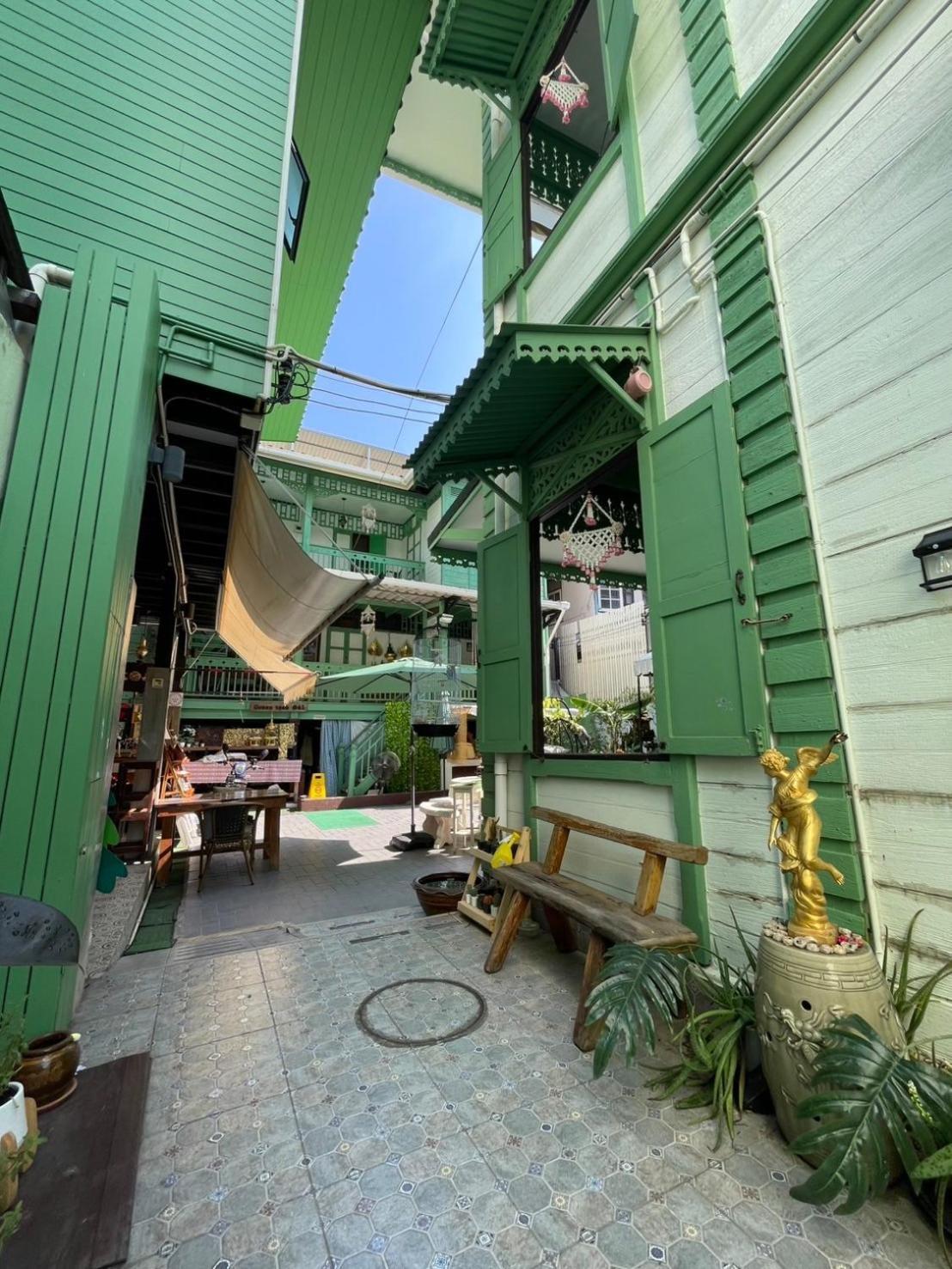 Green Teak House Банкок Екстериор снимка
