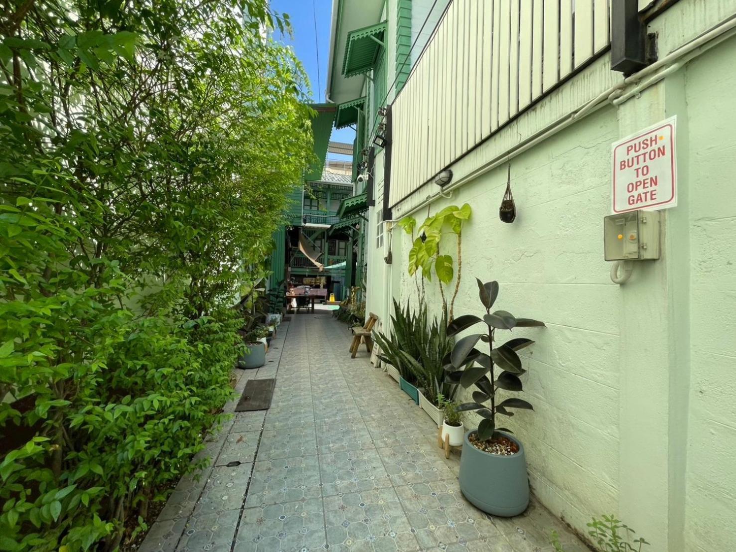 Green Teak House Банкок Екстериор снимка