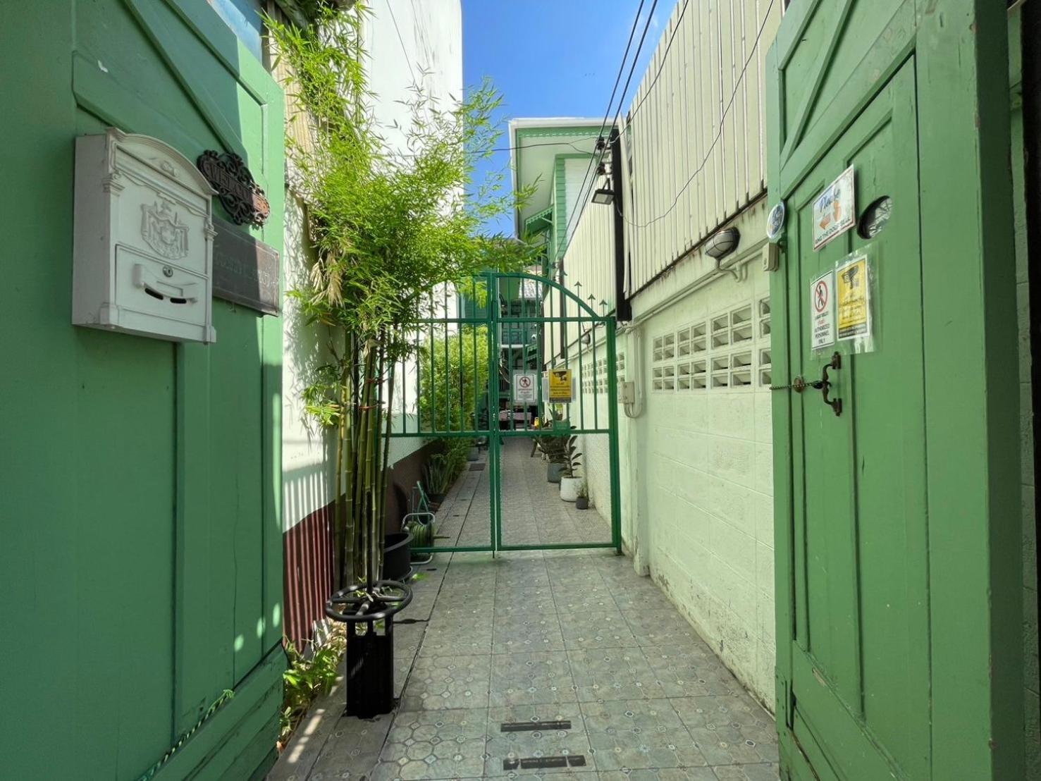 Green Teak House Банкок Екстериор снимка