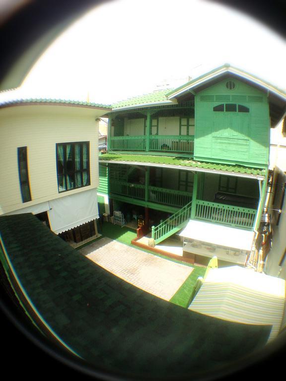 Green Teak House Банкок Екстериор снимка